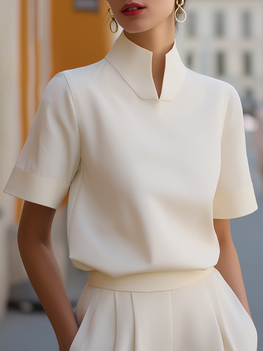 Minimalistisk struktureret bluse med opstående krave