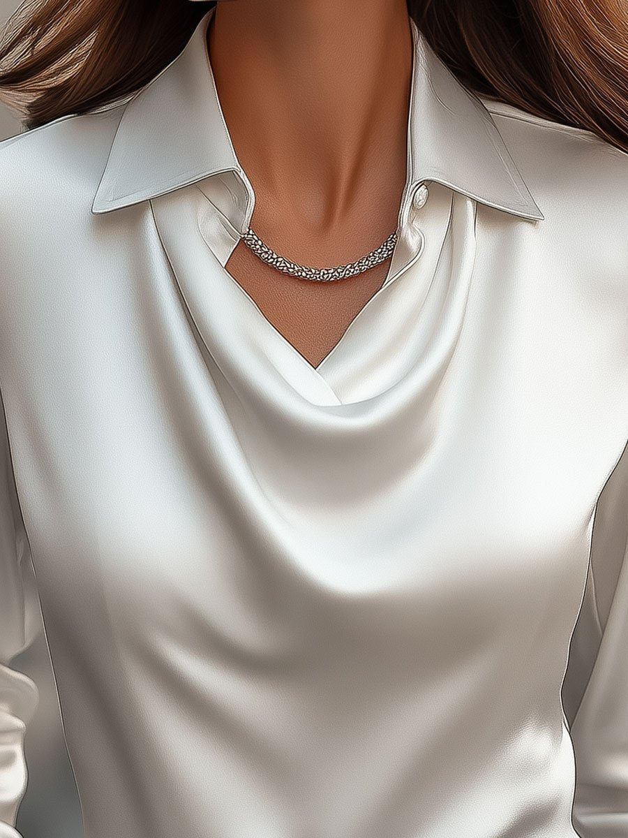 Elegant hvid satinbluse med draperet halsudskæring