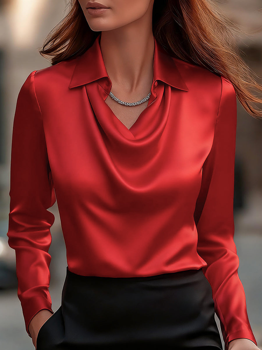 Elegant hvid satinbluse med draperet halsudskæring
