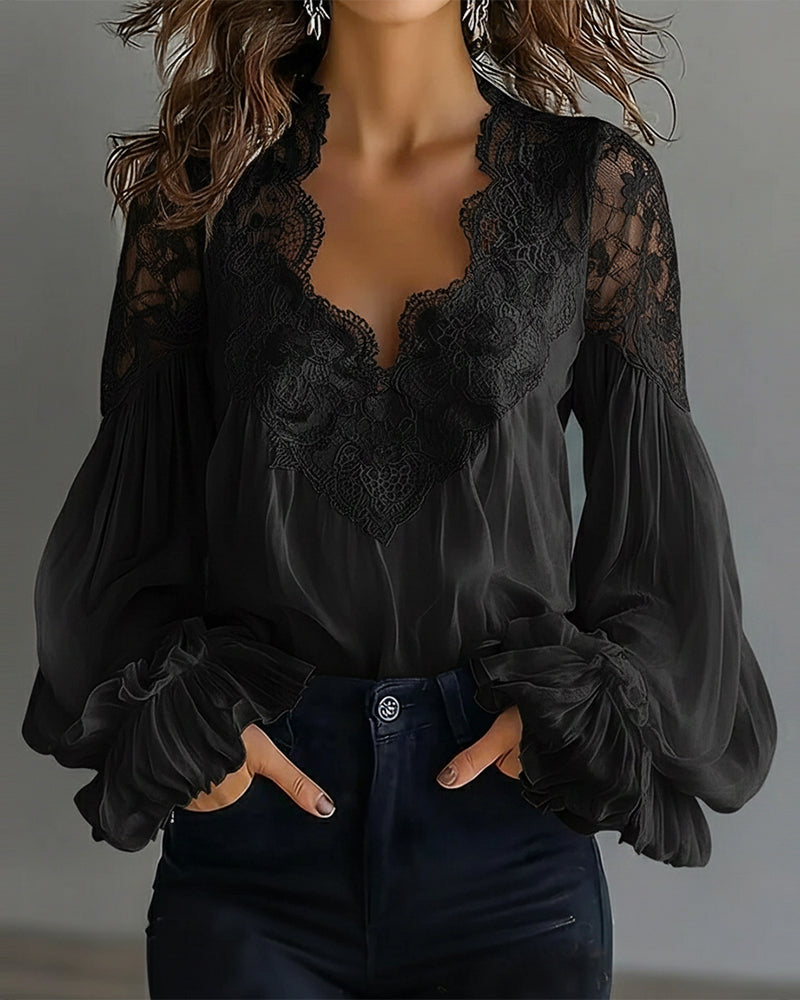 Patchwork-bluse i blonder med V-udskæring