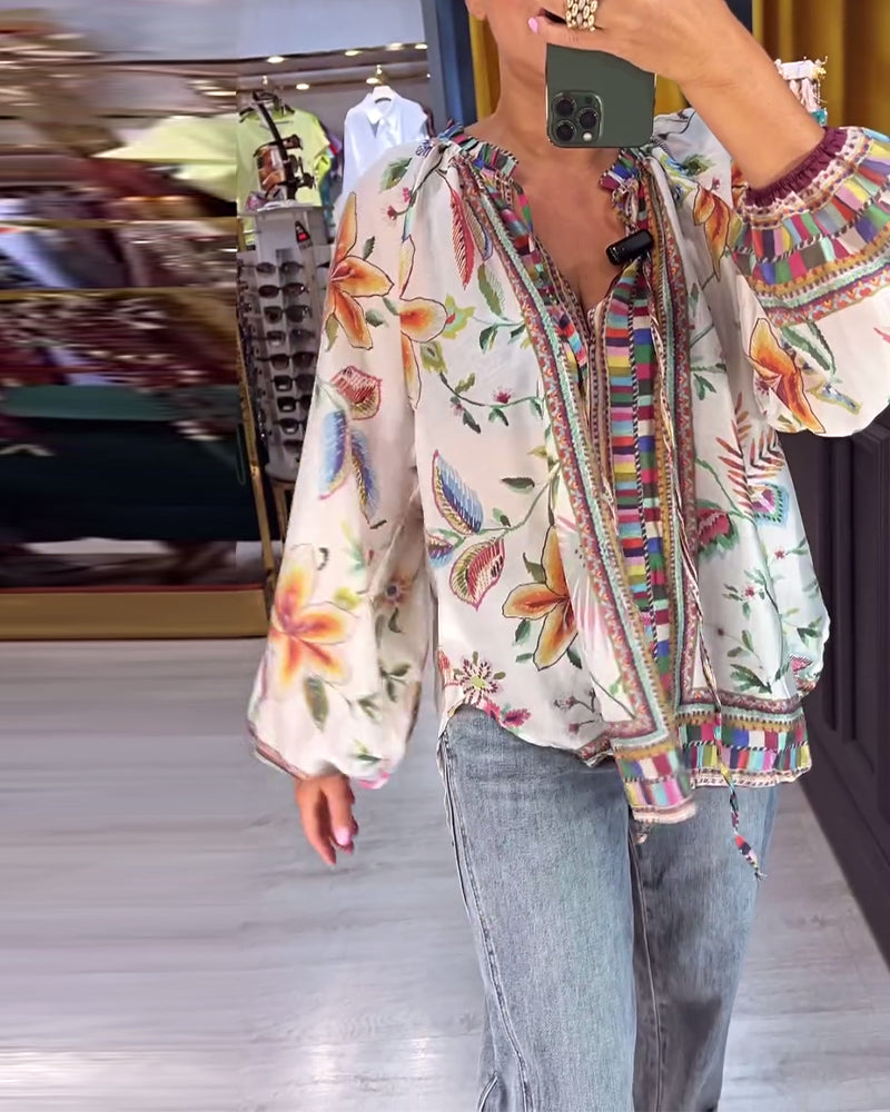 Sexet bluse med V-hals og moderigtigt print