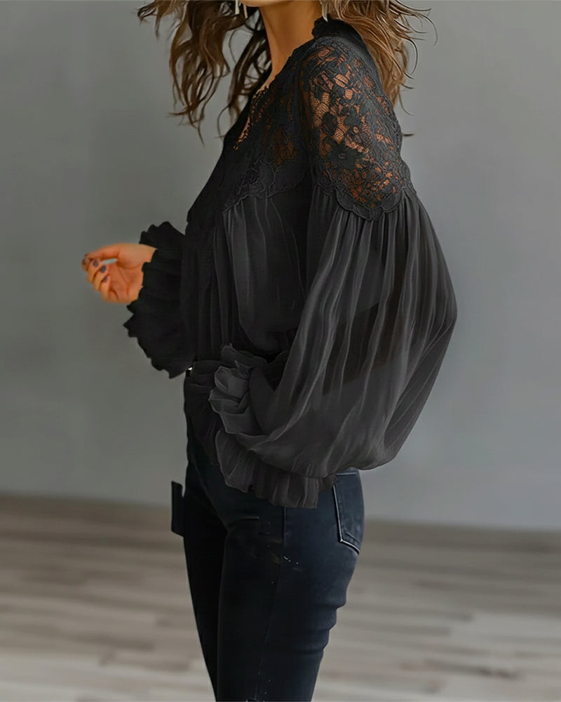 Patchwork-bluse i blonder med V-udskæring
