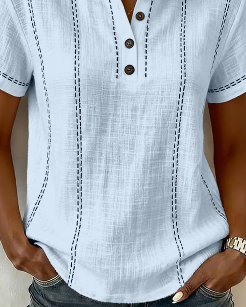 Afslappet T-shirt med V-hals og knapper