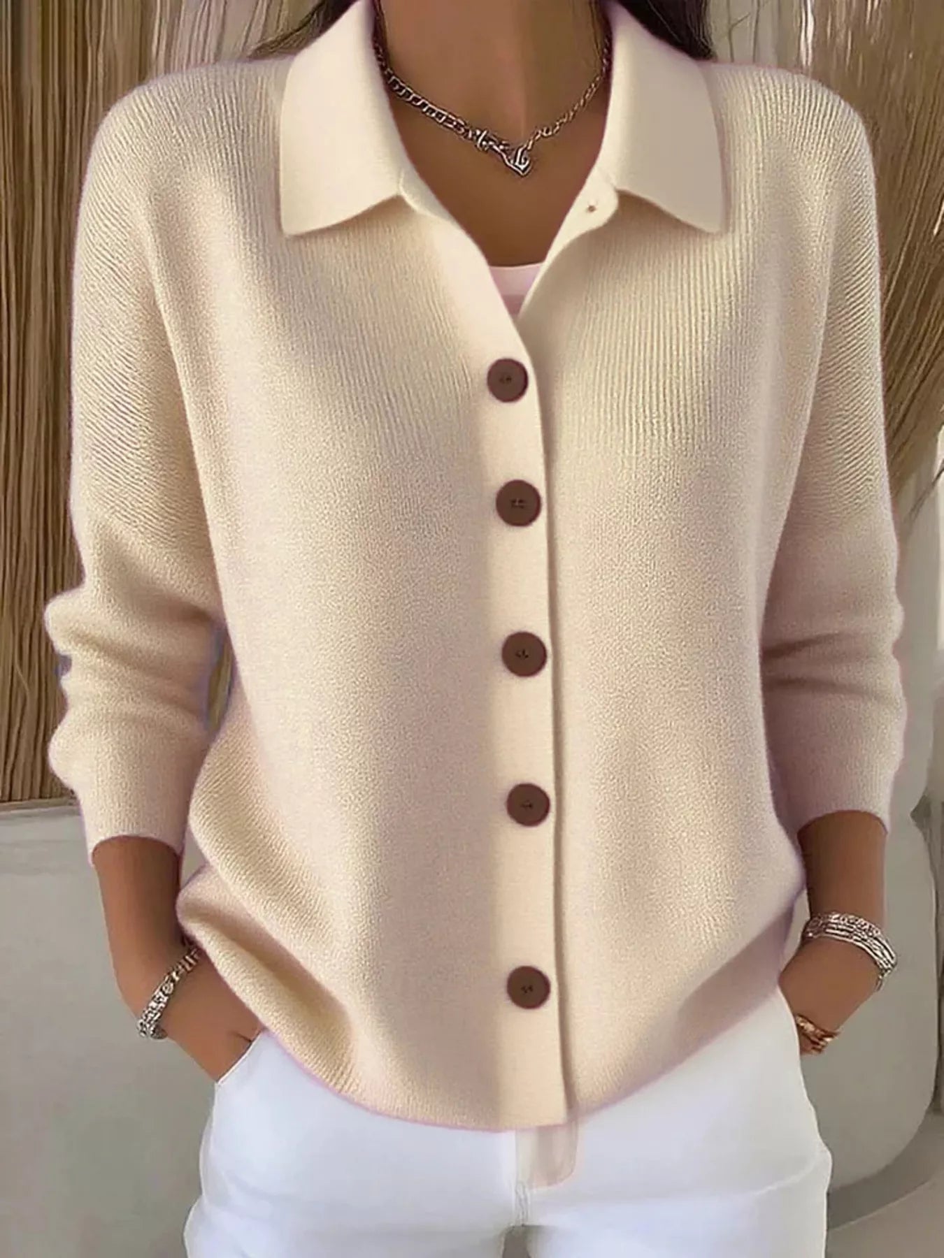 Mila™ – Elegant Striktrøje med Knapper
