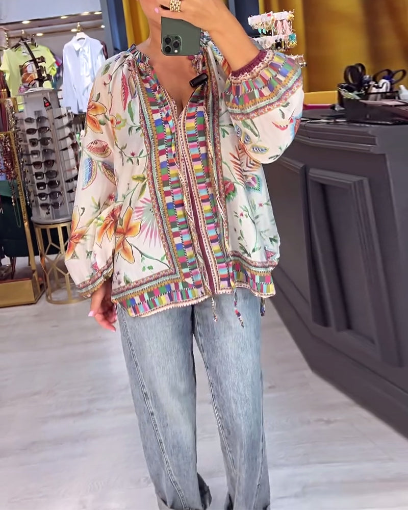 Sexet bluse med V-hals og moderigtigt print