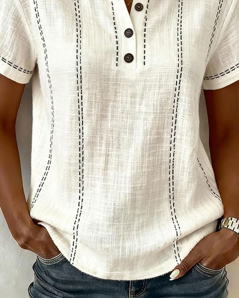 Afslappet T-shirt med V-hals og knapper
