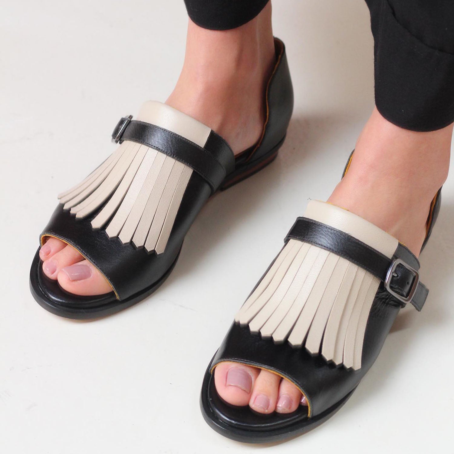 Britta™ - Slip-on sandaler med frynser